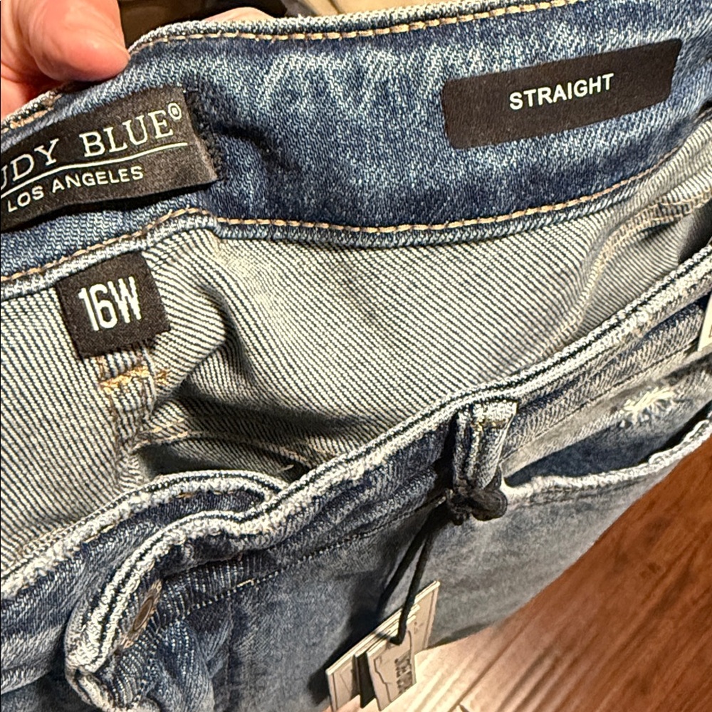 Judy Blue Rosalie NWT Straight Light Wash Distressed Jeans 16W - Picture 7 of 8